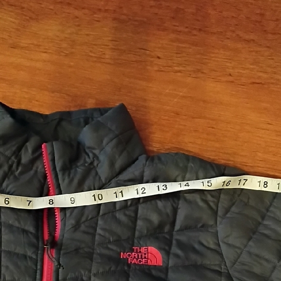 The North Face Women's Grey and Pink Puffer Jacket. Size XL. Lighter Weight. - Picture 4 of 9